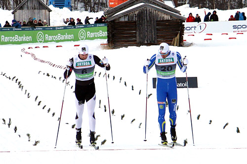 Tomas Northug og broren Petter krysser målstreken som nummer 5 og 6 i NM-sprinten 2015 på Røros. Foto: Geir Nilsen/Langrenn.com. Tomas Northug og broren Petter krysser målstreken som nummer 5 og 6 i NM-sprinten 2015 på Røros. Foto: Geir Nilsen/Langrenn.com.