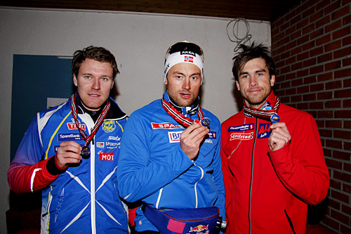 Strindheim ILs gutter med gullmedaljene fra NM-stafetten 2015 på Røros. Fra venstre: Lars Ove Aunli, Petter Northug og Tomas Northug. Foto: Geir Nilsen/Langrenn.com. Strindheim ILs gutter med gullmedaljene fra NM-stafetten 2015 på Røros. Fra venstre: Lars Ove Aunli, Petter Northug og Tomas Northug. Foto: Geir Nilsen/Langrenn.com.