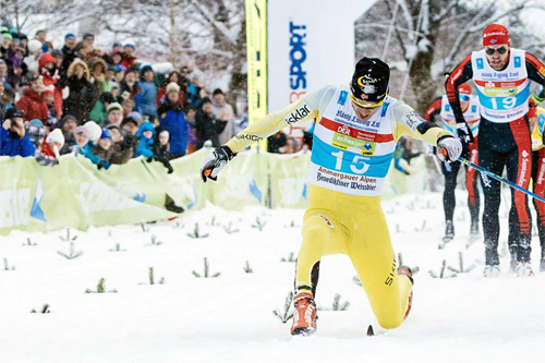 Tore Bjørseth Berdal strekker frem beinet så langt han greier, men til høyre for han sklir Petter Eliassen over målstreken noen cm foran. Dermed ble det 2.plass i König Ludwig Lauf 2015 - Berdals første pallplass i langløpscupen. Foto: Magnus Östh Tore Bjørseth Berdal strekker frem beinet så langt han greier, men til høyre for han sklir Petter Eliassen over målstreken noen cm foran. Dermed ble det 2.plass i König Ludwig Lauf 2015 - Berdals første pallplass i langløpscupen. Foto: Magnus Östh