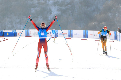 Sofie Nordsveen Hustad strekker armene i været som vinner av 10 km skiathlon under Junior-VM 2015 i Almaty og Kasakhstan. Bak til høyre følger sølvvinner Victoria Carl fra Tyskland. Foto: Erik Borg. Sofie Nordsveen Hustad strekker armene i været som vinner av 10 km skiathlon under Junior-VM 2015 i Almaty og Kasakhstan. Bak til høyre følger sølvvinner Victoria Carl fra Tyskland. Foto: Erik Borg.