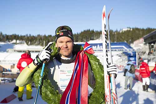 Øystein Pettersen vel i mål som vinner av Holmenkollmarsjen 2015. Her med både seierskrans og blanke ski. Foto: Magnus Nyløkken/Skiforeningen Skiforeningen Øystein Pettersen vel i mål som vinner av Holmenkollmarsjen 2015. Her med både seierskrans og blanke ski. Foto: Magnus Nyløkken/Skiforeningen