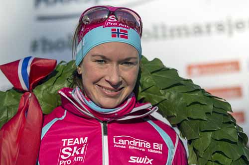 Solfrid Braathen med seierskransen etter målgang i Holmenkollmarsjen 2015. Foto: Magnus Nyløkken/Skiforeningen Solfrid Braathen med seierskransen etter målgang i Holmenkollmarsjen 2015. Foto: Magnus Nyløkken/Skiforeningen