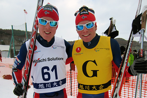 Eirik Bye (t.v.) sammen Ledsager Kristian Myhre Hellerud etter sin første verdenscupseier noensinne i japanske Asahikawa 2015. Foto: Hilde Gjelsvik. Eirik Bye (t.v.) sammen Ledsager Kristian Myhre Hellerud etter sin første verdenscupseier noensinne i japanske Asahikawa 2015. Foto: Hilde Gjelsvik.