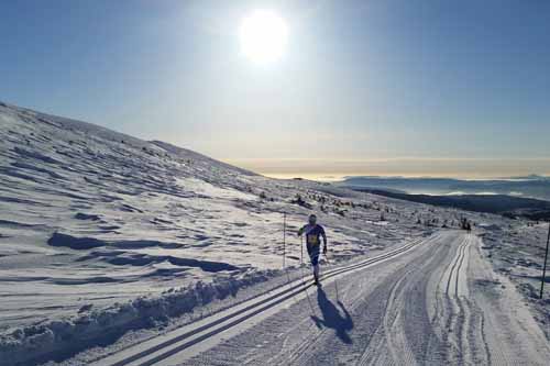 Vinneren av N3 - Norefjellrennet 2015, Per Kristian Nygård, på vei oppover med spikerfeste i solsteken. Foto: Gunbjørn Kjernås. Vinneren av N3 - Norefjellrennet 2015, Per Kristian Nygård, på vei oppover med spikerfeste i solsteken. Foto: Gunbjørn Kjernås.