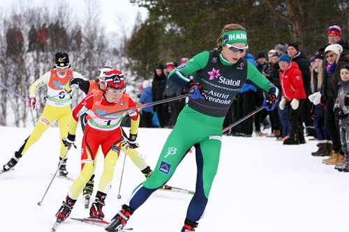 Astrid Uhrenholdt Jacobsen fører feltet på skøytedelen av skiathlonøvelsen under NM på Røros 2015. Foto: Geir Nilsen/Langrenn.com. Astrid Uhrenholdt Jacobsen fører feltet på skøytedelen av skiathlonøvelsen under NM på Røros 2015. Foto: Geir Nilsen/Langrenn.com.