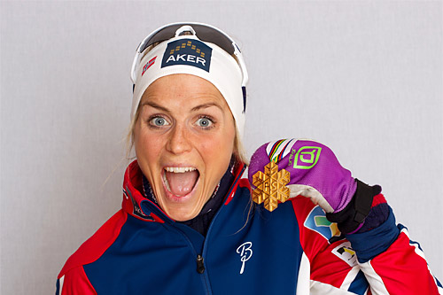Therese Johaug med det skinnende beviset om at hun tok VM-gullet 2015 på skiathlonøvelsen i Falun. Foto: NordicFocus. Therese Johaug med det skinnende beviset om at hun tok VM-gullet 2015 på skiathlonøvelsen i Falun. Foto: NordicFocus.