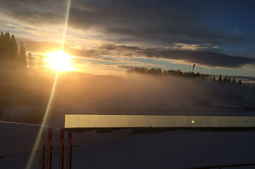 Morgensol og tåkedis over Holmenkollen søndag morgen under Ungdommens Holmenkollrenn 2015. Foto: Swix Sport. Morgensol og tåkedis over Holmenkollen søndag morgen under Ungdommens Holmenkollrenn 2015. Foto: Swix Sport.