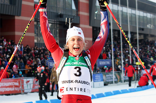 Ingrid Landmark Tandrevold jubler for gull på jaktstarten under Junior-VM i Minsk 2015 i klassen kvinner 19 år. Foto: Norge Skiskytterforbund. Ingrid Landmark Tandrevold jubler for gull på jaktstarten under Junior-VM i Minsk 2015 i klassen kvinner 19 år. Foto: Norge Skiskytterforbund.