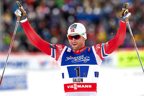 Petter Northug sklir jublende over målstreken etter at han og Finn Hågen Krogh smadret all motstand på lagsprinten i Falun-VM 2015. Foto: NordicFocus. Petter Northug sklir jublende over målstreken etter at han og Finn Hågen Krogh smadret all motstand på lagsprinten i Falun-VM 2015. Foto: NordicFocus.