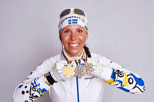 Charlotte Kalla med VM-bronse fra skiathlon, gull fra 10 km og stafettbronse under mesterskapet i Falun 2015. Foto: NordicFocus. Charlotte Kalla med VM-bronse fra skiathlon, gull fra 10 km og stafettbronse under mesterskapet i Falun 2015. Foto: NordicFocus.