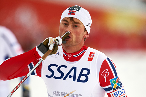Seiersgesten til Petter Northug etter å ha spurtet fra Sveriges ankermann og sikret norsk stafettgull under VM i Falun 2015. Foto: NordicFocus. Seiersgesten til Petter Northug etter å ha spurtet fra Sveriges ankermann og sikret norsk stafettgull under VM i Falun 2015. Foto: NordicFocus.