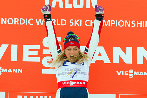 Therese Johaug jubler på toppen av seierspallen etter at hun ble verdensmester på 30 kilometer klassisk under VM i Falun 2015. Foto: NordicFocus. Therese Johaug jubler på toppen av seierspallen etter at hun ble verdensmester på 30 kilometer klassisk under VM i Falun 2015. Foto: NordicFocus.