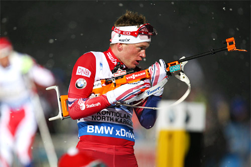 Tarjei Bø ute på ankeretappen av mix-stafetten under VM i Kontiolahti 2015. I mål ble det bronse til Norges lag. Foto: NordicFocus. Tarjei Bø ute på ankeretappen av mix-stafetten under VM i Kontiolahti 2015. I mål ble det bronse til Norges lag. Foto: NordicFocus.
