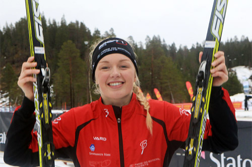 Martine Lorgen Øvrebust smiler bredt etter å ha vunnet 5 km klassisk i 18-årsklassen under Junior-NM 2015 i Hommelvik. Foto: Erik Borg. Martine Lorgen Øvrebust smiler bredt etter å ha vunnet 5 km klassisk i 18-årsklassen under Junior-NM 2015 i Hommelvik. Foto: Erik Borg.