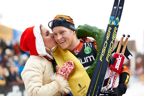 Petter Eliassen får seierskysset av kranskullan etter at han vant Vasaloppet 2015. Foto: Felgenhauer/NordicFocus. Petter Eliassen får seierskysset av kranskullan etter at han vant Vasaloppet 2015. Foto: Felgenhauer/NordicFocus.