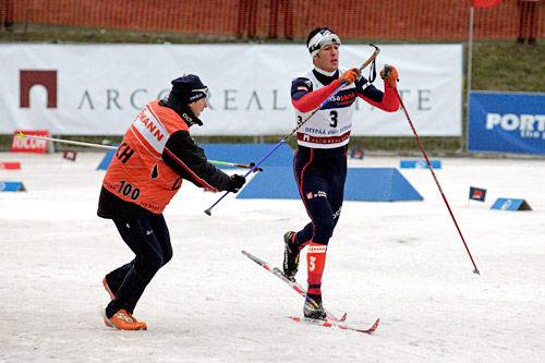 Cyril Miranda mottar hjelp fra en servicemann etter et stavuhell i verdenscupen. Foto: Felgenhauer/NordicFocus. Cyril Miranda mottar hjelp fra en servicemann etter et stavuhell i verdenscupen. Foto: Felgenhauer/NordicFocus.