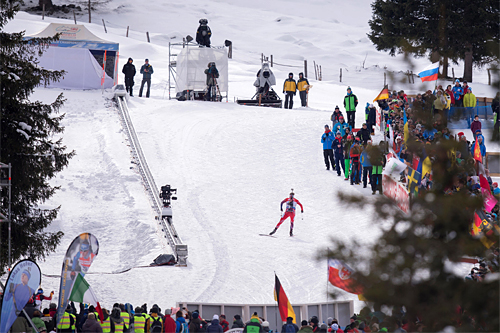 I ensom majestet fører Emil Hegle Svendsen Norge mot seier på stafetten under verdenscupen i Anterselva 2015. Foto: Manzoni/NordicFocus. I ensom majestet fører Emil Hegle Svendsen Norge mot seier på stafetten under verdenscupen i Anterselva 2015. Foto: Manzoni/NordicFocus.