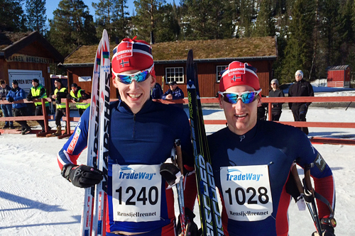 Vinner av Rensfjellrennet 2015, Øyvind Moen Fjeld, til høyre. Ved hans side nummer to, Eirik Mysen. Arrangørfoto. Vinner av Rensfjellrennet 2015, Øyvind Moen Fjeld, til høyre. Ved hans side nummer to, Eirik Mysen. Arrangørfoto.