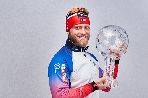 Martin Johnsrud Sundby med verdenscup-kula han mottok etter 5-mila i Holmenkollen 2015. Foto: Felgenhauer/NordicFocus. Martin Johnsrud Sundby med verdenscup-kula han mottok etter 5-mila i Holmenkollen 2015. Foto: Felgenhauer/NordicFocus.