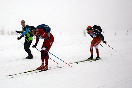 Team Fjøssystemers Runar Skaug Mathisen (t.h.) i rygg på Odd-Bjørn Hjelmeset fra Abax under StafettBirken 2015. Foto: Birken AS. Team Fjøssystemers Runar Skaug Mathisen (t.h.) i rygg på Odd-Bjørn Hjelmeset fra Abax under StafettBirken 2015. Foto: Birken AS.