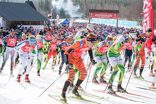 Elitegruppa ut fra start i Edsåsdalen under en tidligere utgave av Årefjällsloppet. Foto: Magnus Östh/Swix Ski Classics. Elitegruppa ut fra start i Edsåsdalen under en tidligere utgave av Årefjällsloppet. Foto: Magnus Östh/Swix Ski Classics.