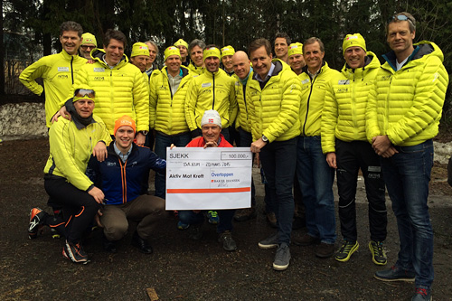 Løperne i Overtoppen overrekker sjekken på 100.000 kroner fra Baker Hansen til Aktiv mot kreft. Foto: Privat. Løperne i Overtoppen overrekker sjekken på 100.000 kroner fra Baker Hansen til Aktiv mot kreft. Foto: Privat.