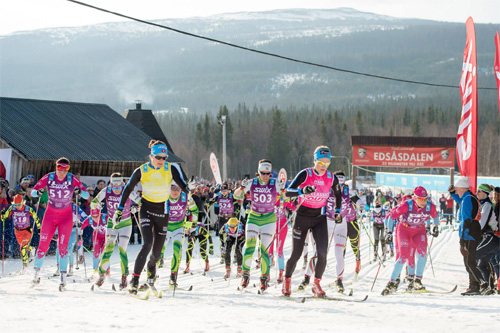 Damenes elitegruppe går ut fra start i Edsåsdalen under en tidligere utgave av Årefjällsloppet. Foto: Magnus Östh/Swix Ski Classics. Damenes elitegruppe går ut fra start i Edsåsdalen under en tidligere utgave av Årefjällsloppet. Foto: Magnus Östh/Swix Ski Classics.