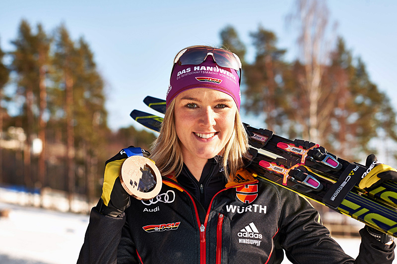 Denise Herrmann med bronsemedaljen hun tok i stafett for Tyskland under OL i Sotsji 2014. Foto: NordicFocus. Denise Herrmann med bronsemedaljen hun tok i stafett for Tyskland under OL i Sotsji 2014. Foto: NordicFocus.