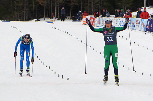 Martine Engebretsen vinner spurten mot Mathilde Myhrvold og jubler for seier i Norgescupfinalen for kvinner 17 år. Foto: Erik Borg. Martine Engebretsen vinner spurten mot Mathilde Myhrvold og jubler for seier i Norgescupfinalen for kvinner 17 år. Foto: Erik Borg.