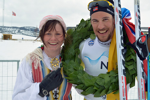 Kransjente Ellinor Lindman og vinner av Flyktningerennet 2015, John Kristian Dahl. Foto: Flyktningerennet/Karl Audun Fagerli. Kransjente Ellinor Lindman og vinner av Flyktningerennet 2015, John Kristian Dahl. Foto: Flyktningerennet/Karl Audun Fagerli.