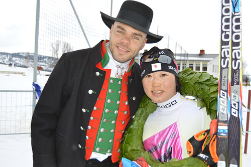 Kransgutt Morgan Aagård og vinneren av Flyktningerennet 2015, Masako Ishida. Foto: Flyktningerennet/Karl Audun Fagerli. Kransgutt Morgan Aagård og vinneren av Flyktningerennet 2015, Masako Ishida. Foto: Flyktningerennet/Karl Audun Fagerli.