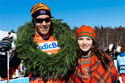 Anna-Stina Sparrock har gitt kransen til vinner av Årefjällsloppet 2015, Petter Eliassen. Foto: Magnus Östh/Swix Ski Classics. Anna-Stina Sparrock har gitt kransen til vinner av Årefjällsloppet 2015, Petter Eliassen. Foto: Magnus Östh/Swix Ski Classics.