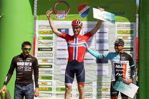 Seierspallen i Montebellorittet 2015 for herrer. Fra venstre: Vidar Mehl (3), Ola Kjøren (1) og Greg Saw (2). Foto: Jens Berentsen/NCF. Seierspallen i Montebellorittet 2015 for herrer. Fra venstre: Vidar Mehl (3), Ola Kjøren (1) og Greg Saw (2). Foto: Jens Berentsen/NCF.