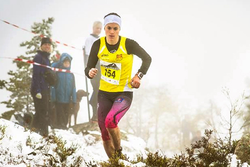 Heidi Weng på vei inn til NM-gull i motbakkeløp 2015 under Skuggenatten Opp. Foto: Treungen IL/Smeland Media. Heidi Weng på vei inn til NM-gull i motbakkeløp 2015 under Skuggenatten Opp. Foto: Treungen IL/Smeland Media.