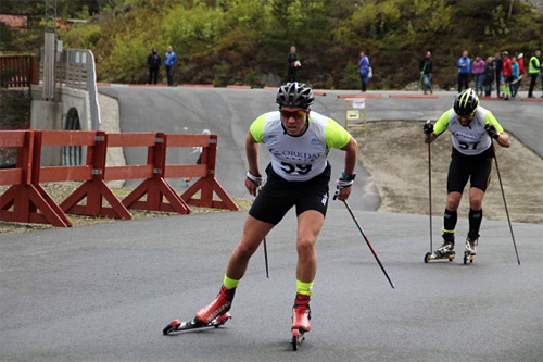 Eirik Lorentsen underveis på 1. renn av Midt-Norsk Rulleskicup 2015 på Knyken i Orkdal. Han spurtslo Øyvind Skaanes (bak) og tok seieren. Arrangørfoto. Eirik Lorentsen underveis på 1. renn av Midt-Norsk Rulleskicup 2015 på Knyken i Orkdal. Han spurtslo Øyvind Skaanes (bak) og tok seieren. Arrangørfoto.