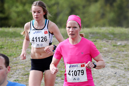 Ida Gjermundshaug Pedersen i rosa trøye er på vei mot seier i HalvBirken Løp 2015. Like bak følger Tina Knutsmoen som sikret 2. plassen i mål. Foto: Geir Olsen/Birken. Ida Gjermundshaug Pedersen i rosa trøye er på vei mot seier i HalvBirken Løp 2015. Like bak følger Tina Knutsmoen som sikret 2. plassen i mål. Foto: Geir Olsen/Birken.