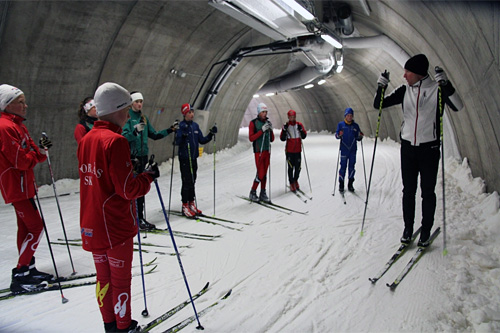 Daniel Richardsson instruerer staketeknikk i skitunnelen under Torsby Sommerskiskole en tidligere sommer. Foto: Leif Skogsberg. Daniel Richardsson instruerer staketeknikk i skitunnelen under Torsby Sommerskiskole en tidligere sommer. Foto: Leif Skogsberg.