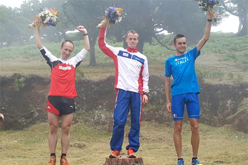 Johan Bugge troner øverst på pallen etter EM i motbakkeløping i Portugal i juli 2015. Foto: Norges Friidrettsforbund. Johan Bugge troner øverst på pallen etter EM i motbakkeløping i Portugal i juli 2015. Foto: Norges Friidrettsforbund.