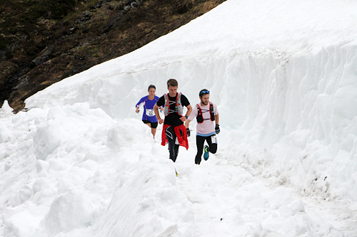 Snørikt i Rallarvegsløpet 2015, her fra Klevagjelet. De første snøfonnene var akkurat blitt brøyta, men de større som kom etter hvert, måtte løperne ta seg over. Foto: Runar Gilberg / Kondis. Snørikt i Rallarvegsløpet 2015, her fra Klevagjelet. De første snøfonnene var akkurat blitt brøyta, men de større som kom etter hvert, måtte løperne ta seg over. Foto: Runar Gilberg / Kondis.