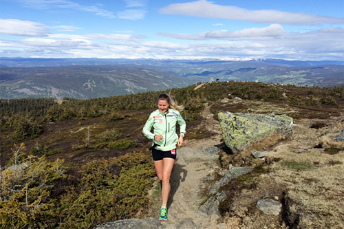 Skiløper Marthe Bjørnsgaard i løypa for Hafjell Opp. Her ved løpets høyeste punkt, Hafjelltoppen, 1065 meter over havet. Jotunheimen og fakkelmannen i bakgrunnen. Foto: Hafjell Opp. Skiløper Marthe Bjørnsgaard i løypa for Hafjell Opp. Her ved løpets høyeste punkt, Hafjelltoppen, 1065 meter over havet. Jotunheimen og fakkelmannen i bakgrunnen. Foto: Hafjell Opp.