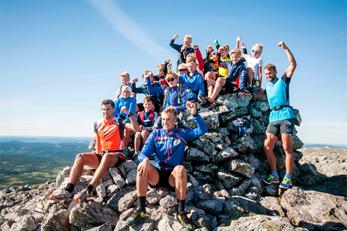 Petter og brødrene Tomas og Even Northug hadde en fin tur til toppen av Trysilfjellet sammen med 180 barn fra sommerskiskolen. Foto: Hans Martin Nysæter/Destinasjon Trysil. Petter og brødrene Tomas og Even Northug hadde en fin tur til toppen av Trysilfjellet sammen med 180 barn fra sommerskiskolen. Foto: Hans Martin Nysæter/Destinasjon Trysil.