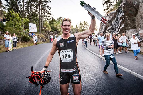 Ragnar Bragvin Andresen jubler for seier i Sting Hill Race under Alliansloppsveckan et tidligere år. Foto: Joachim Nywall. Ragnar Bragvin Andresen jubler for seier i Sting Hill Race under Alliansloppsveckan et tidligere år. Foto: Joachim Nywall.