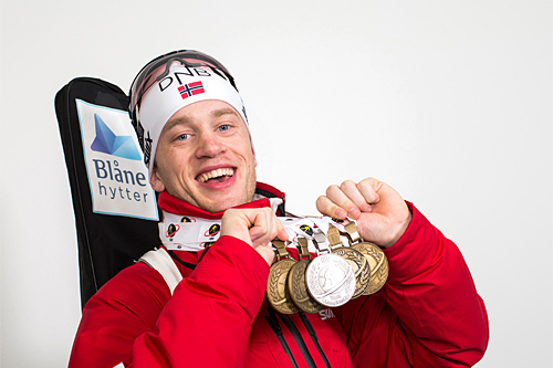 Tarjei Bø med medaljefangsten fra VM i Kontiolahti 2015. Totalt 5 medaljer, 4 bronse og 1 sølv. Foto: NordicFocus. Tarjei Bø med medaljefangsten fra VM i Kontiolahti 2015. Totalt 5 medaljer, 4 bronse og 1 sølv. Foto: NordicFocus.