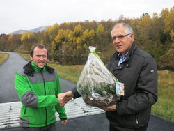 Ordføreren overrekker blomster til Ivar Refsland foto: Kommunalsjef John Skåland Ordføreren overrekker blomster til Ivar Refsland