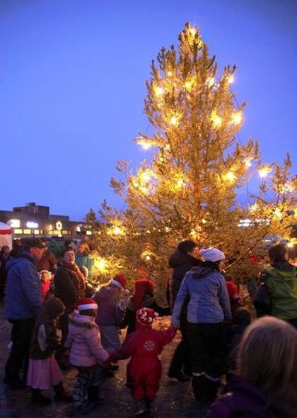 Juletreåpning i Lakselv. Foto: Jan Henrik Hætta Juletreåpning i Lakselv. Foto: Jan Henrik Hætta