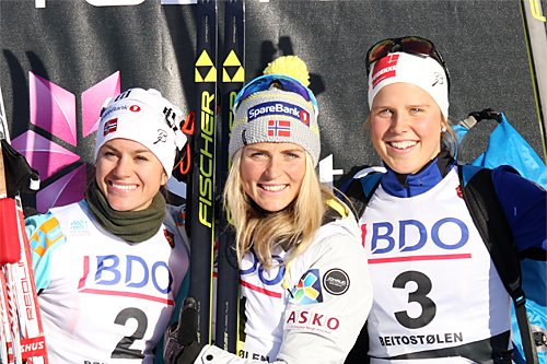 Seierspallen for damer på 7,5 km klassisk under Beitosprinten 2015. Fra venstre: Heidi Weng (2. plass), Therese Johaug (1) og Kari Øyre Slind (3). Foto: Geir Nilsen/Langrenn.com. Seierspallen for damer på 7,5 km klassisk under Beitosprinten 2015. Fra venstre: Heidi Weng (2. plass), Therese Johaug (1) og Kari Øyre Slind (3). Foto: Geir Nilsen/Langrenn.com.