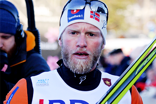Martin Johnsrud Sundby etter å ha blitt disket på 15 km klassisk under Beitosprinten 2015 grunnet skøytetak. Foto: Geir Nilsen/Langrenn.com. Martin Johnsrud Sundby etter å ha blitt disket på 15 km klassisk under Beitosprinten 2015 grunnet skøytetak. Foto: Geir Nilsen/Langrenn.com.