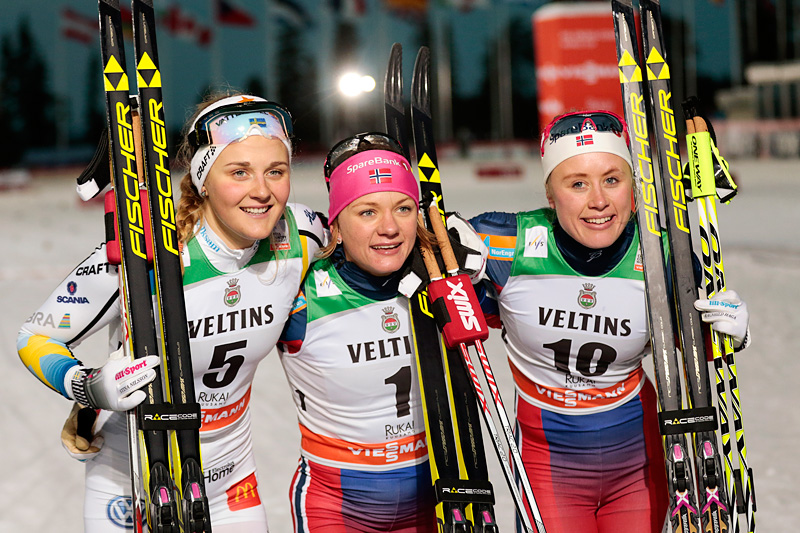 Seierspallen for damer på sprinten i Kuusamo og Ruka i verdenscupen en tidligere vinter. Fra venstre: Stina Nilsson (2. plass), Maiken Caspersen Falla (1) og Ragnhild Haga (3). Foto: Modica/NordicFocus. Seierspallen for damer på sprinten i Kuusamo og Ruka i verdenscupen en tidligere vinter. Fra venstre: Stina Nilsson (2. plass), Maiken Caspersen Falla (1) og Ragnhild Haga (3). Foto: Modica/NordicFocus.