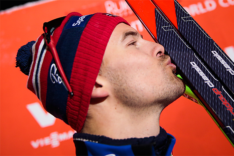 Sondre Turvoll Fossli kysser skiene etter å ha vunnet sprintfinalen under verdenscupåpningen i Kuusamo og Ruka 2015. Foto: Modica/NordicFocus. Sondre Turvoll Fossli kysser skiene etter å ha vunnet sprintfinalen under verdenscupåpningen i Kuusamo og Ruka 2015. Foto: Modica/NordicFocus.