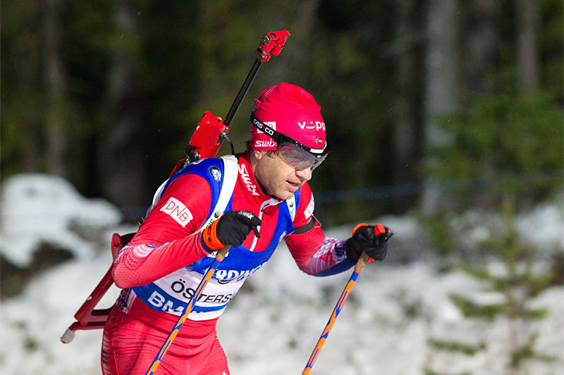 Ole Einar Bjørndalen på vei mot sin 95. verdenscupseier på 20 km i Östersund 2015. Foto: Manzoni/NordicFocus. Ole Einar Bjørndalen på vei mot sin 95. verdenscupseier på 20 km i Östersund 2015. Foto: Manzoni/NordicFocus.